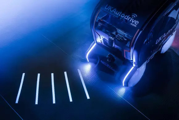 Farurile inteligente le arată pietonilor în ce direcție urmează să vireze mașina