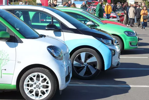 Daimler, BMW și Volkswagen cer expansiunea rețelei stațiilor de încărcare