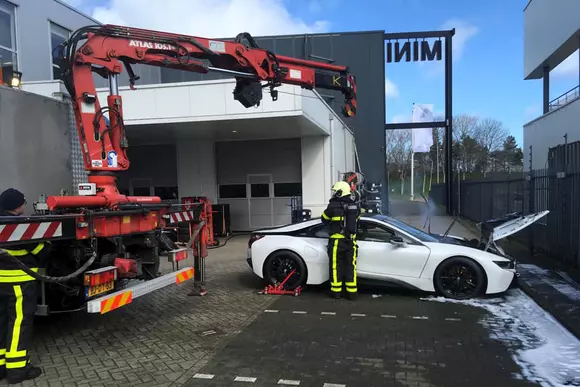 Imagini greu de digerat: Un BMW i8 a fost scufundat în apă după ce a luat foc