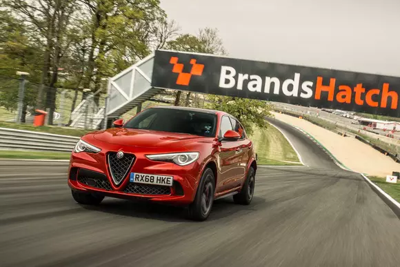 Alfa Romeo Stelvio Quadrifoglio doboară record după record în Marea Britanie