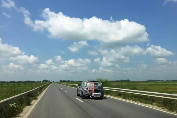 Un nou prototip surprins în România: este acesta noul SUV-coupé Dacia?