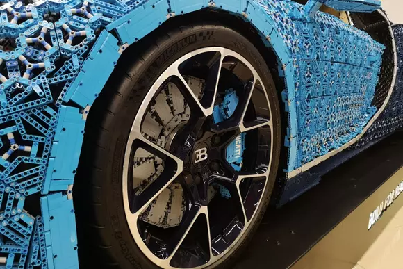 Un Bugatti Chiron în mărime naturală fabricat din piese Lego a ajuns în România