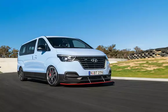 Hyundai H-1, versiunea pentru drift: are 408 CP și îi exploatează din plin! (VIDEO)