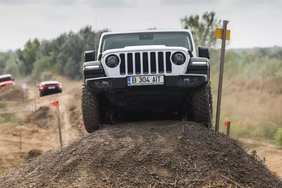 Jeep Adventure Day: demonstrație off-road pe circuitul TCS Racing Park