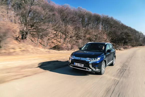 Mitsubishi Outlander 2.0 4WD CVT - SUV + benzină? Funcționează!