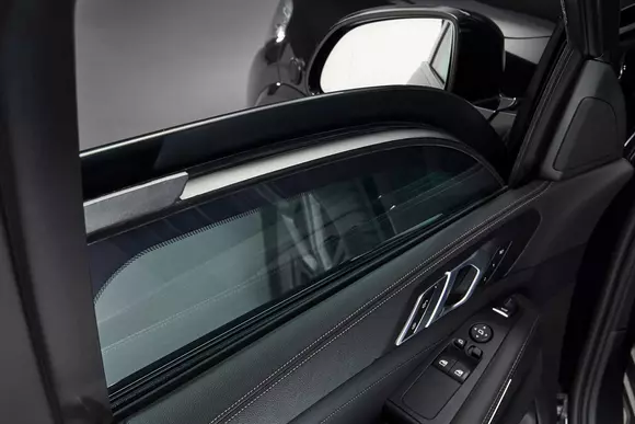 BMW ironizează Tesla: „are geamuri cu protecție împotriva cioburilor”. La ce model nou se referă