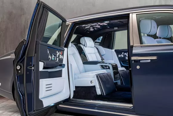 Broderia, ridicată la la rang de artă: cum arată Rolls-Royce Rose Phantom