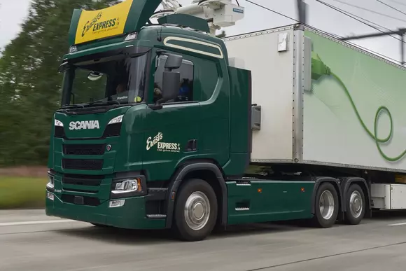 Cum funcţionează camioanele cu pantograf şi când le vedem pe străzi