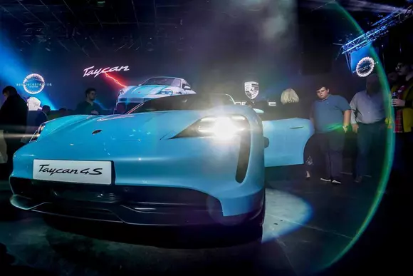 Porsche Taycan, lansat oficial în România în cadrul unui eveniment cu valențe SF