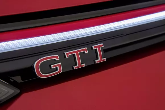 Noul Volkswagen Golf GTI - informaţii şi galerie foto