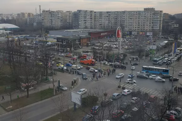 Un accident de povestit nepoţilor: o şoferiţă a uitat că are frâne şi a produs un adevărat dezastru în Bucureşti