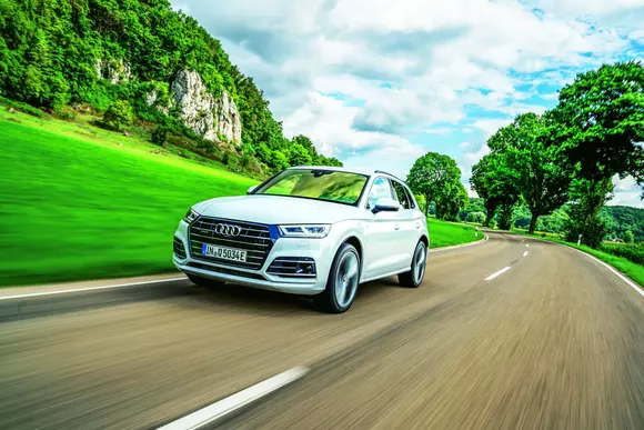 Audi Q5 55 TFSI e: SUV cu priză, treci prin criză!