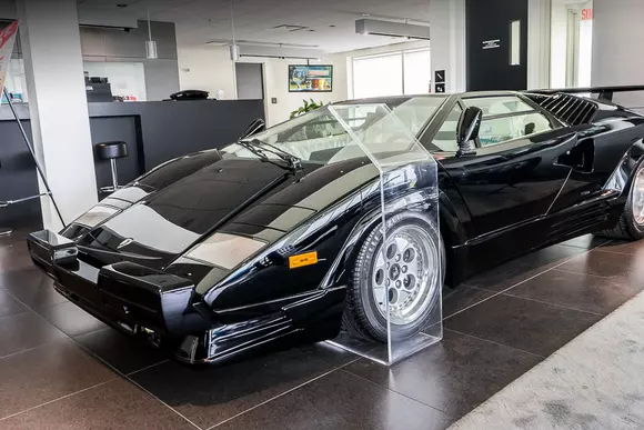 Lamborghini Countach 25th Anniversary într-un showroom scos din timp