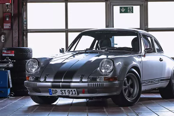 Un vis pe roți: Porsche 911 DP Motorsport, model 1985