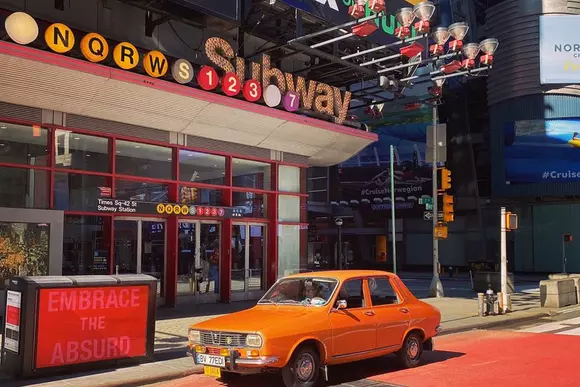 Sesiune foto cu Dacia 1300 prin centrul New York-ului pe timp de coronavirus