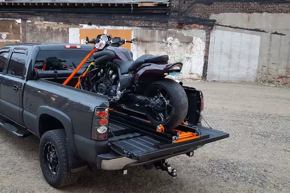 Vrei să transporți o motocicletă singur? Uite o soluție fabricată în România