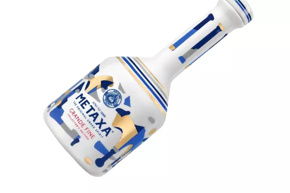 METAXA Grande Fine, într-un un design realizat de artistul stradal Cacao Rocks