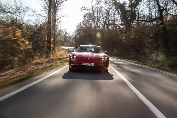 Porsche Taycan 4S: Pui adevărat de Porsche