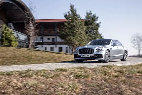 Bentley Flying Spur V8: Dragă pinten, esti sublim