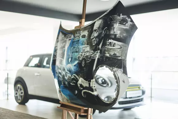 MINI repornește inițiativa #ArtMeMINI cu două lucrări ale lui Adrian Mitu