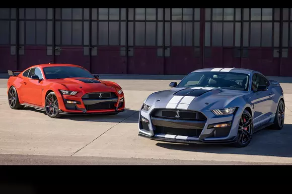La 55 de ani după debut, noua generație Ford Mustang Shelby GT500 vine să-și revendice supremația printre mașinile sport americane.