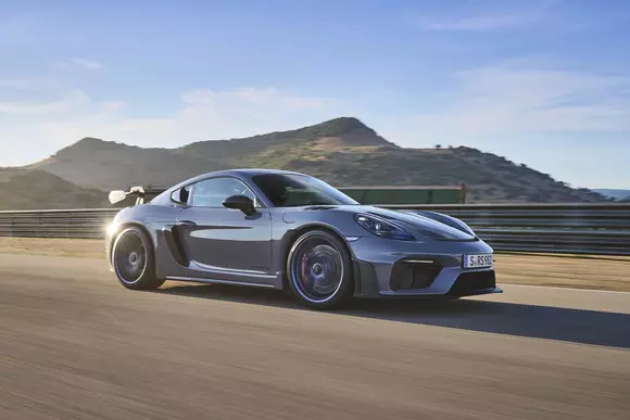 Ăla micu’ s-a făcut mare: Porsche 718 Cayman GT4 RS consolidează calificarea sportivă a seriei „de bază” Porsche.