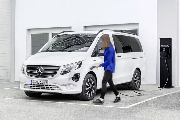 Modernizată la modul serios, seria Mercedes-Benz eVito corespunde acum unor exigențe de transport superioare.