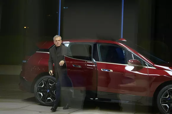 Christoph Waltz fuge de Crăciun într-un video semnat de BMW