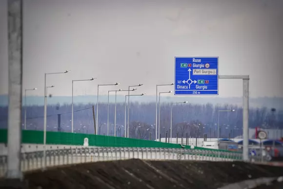 Un nou drum expres, cam ca o autostradă germană pe stil mai vechi, scurtează accesul spre vama Giurgiu.