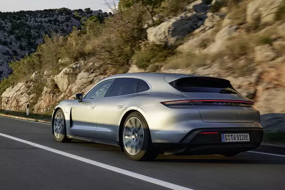 Practicarea turismului sportiv, de acum posibilă sub o formă proaspătă și rafinată: Porsche Taycan Sport Turismo.