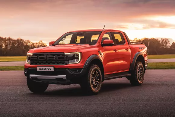 Ford nu vrea să cedeze niciun centimetru în teritoriul pickup-urilor. Ranger Raptor 2022 va avea grijă de asta.