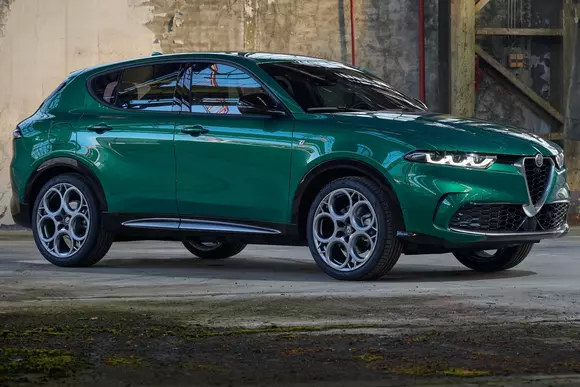 Așteptări confirmate, pe de-o parte, puține surprize la stil, pe de alta. Alfa Romeo Tonale aduce un aer de primăvară.