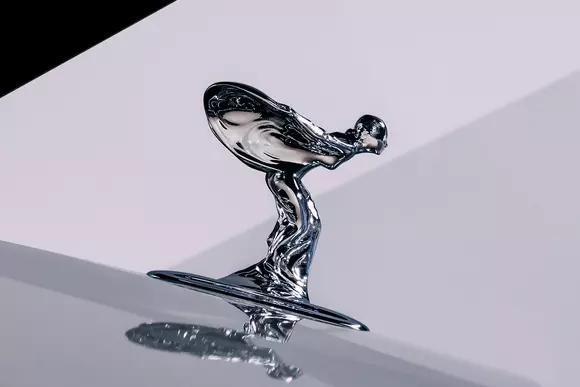 Înainte să-l putem vedea pe Rolls-Royce Spectre, primul EV al mărcii, ni s-a arătat Spirit of Ecstasy sub o nouă formă.