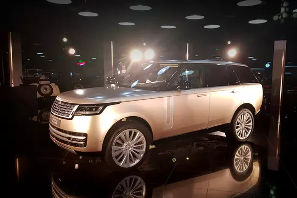 Debut românesc în cadru de gală pentru noua generație Range Rover. Gazda evenimentului: Țiriac Collection.