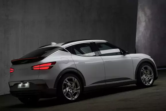 Degrevată de obligațiile vreunei tradiții, marca Genesis vizează direct genul premium-avansat. Mai nou și prin seria GV60.