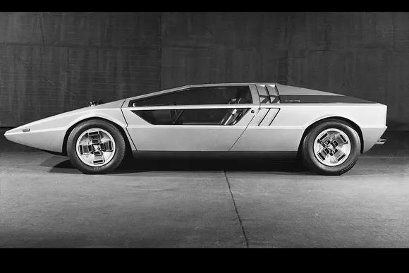 Când te gândești la o mașină de acum 50 de ani, nu Maserati Boomerang va fi imaginea vizualizată. Totuși, are 50 de ani!