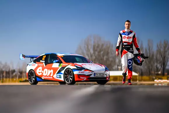 Tensiunea crește în motorsportul electric național: Dominic Marcu va concura în CNVC pe o Tesla Model 3 Performance