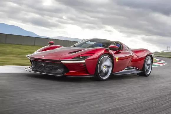 Victorie pentru Ferrari Daytona SP3 cu motorul oprit. Așa se obține trofelul de design Red Dot: Best of the Best.