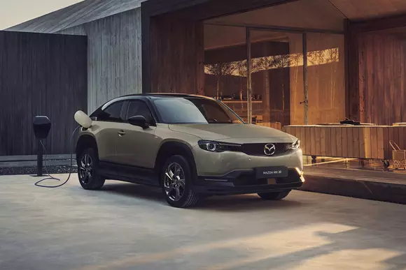 Începând din iulie în Europa, Mazda MX-30 va fi oferită într-o formă perfecționată – va fi inclusiv mai rapidă la încărcare