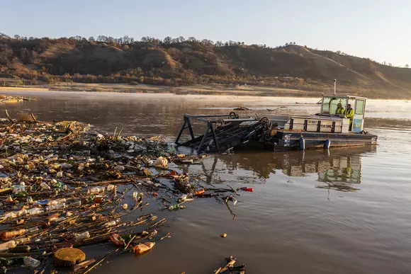 Curățarea Oltului de gunoaie: treabă la care nu se înghesuie prea mulți, preluată de Audi Environmental Foundation și colaboratorii săi.