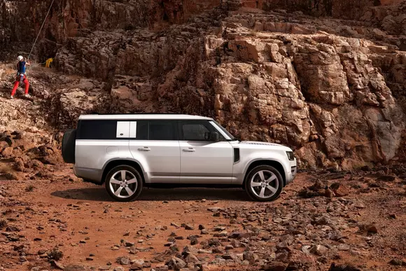 Ca să nu ne mai lungim: a apărut Land Rover Defender 130 cea mai încăpătoare variantă a seriei Defender