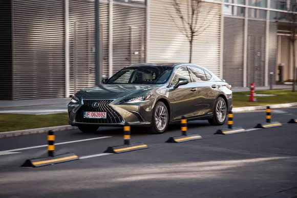 Lexus ES 300h: Întrebări de lux