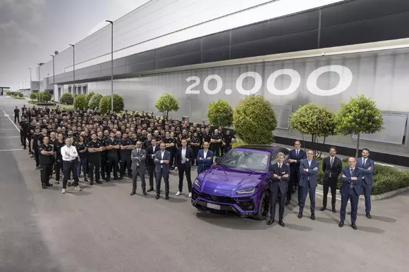Le merge bine: borna lui Lamborghini Urus a ajuns la 20.000 de unități