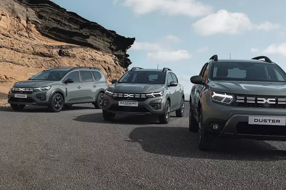 Începând cu vara anului 2022, noua identitate stilistică a mărcii Dacia se va regăsi la toate seriile sale de automobile.