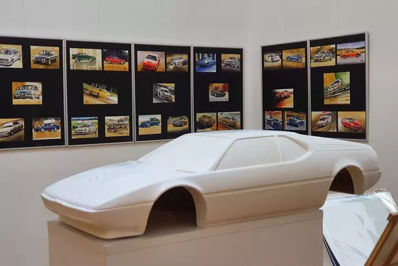 Motorsport Café – expoziție excepțională dedicată de pictorul Adrian Mitu aniversării de 50 de ani a diviziei BMW M.