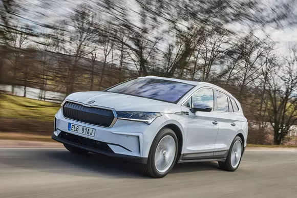 Pe scurt, până unde poate să ajungă o mașină electrică pe autostradă? Exemplu: Skoda Enyaq iV80