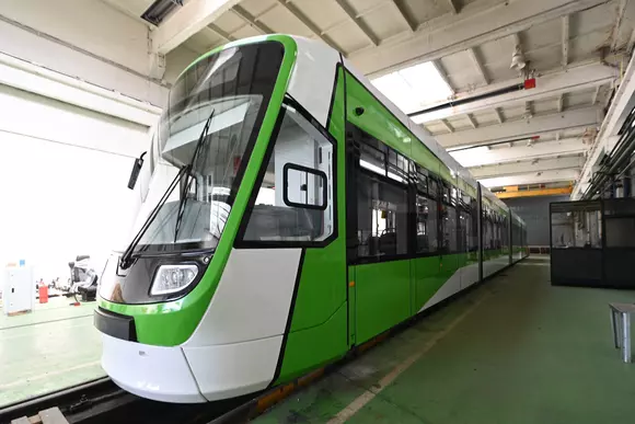 Un tramvai imperial încape mai greu prin București – asta s-a desprins după probele de pe linia 41 cu un tramvai Astra Imperio.