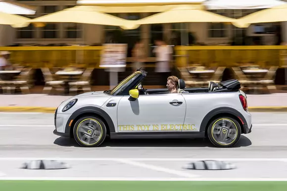 Vrei să respiri în aer liber când conduci? Atunci ar fi bine să nu iasă fum nici pe țeava mașinii. Deci MINI Cabrio electric?