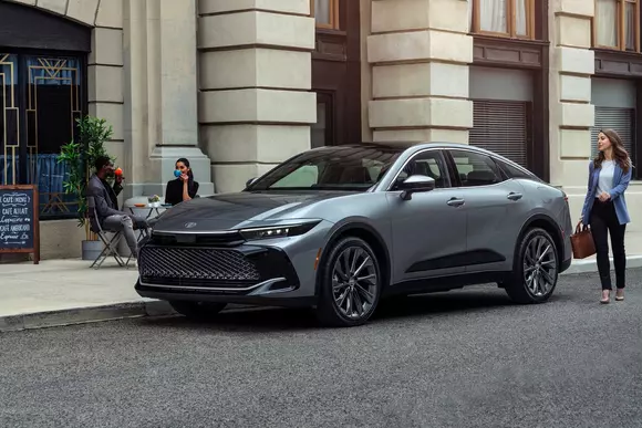 Numele noii serii Toyota Crown amintește de o ilustră limuzină de vârf a mărcii. Implicit, așteptările sunt înalte.