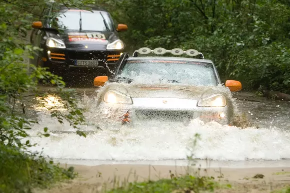 Porsche Cayenne, primul SUV al mărcii, a debutat acum 20 de ani. Ca să fie luat în serios, Cayenne a înfruntat Siberia.